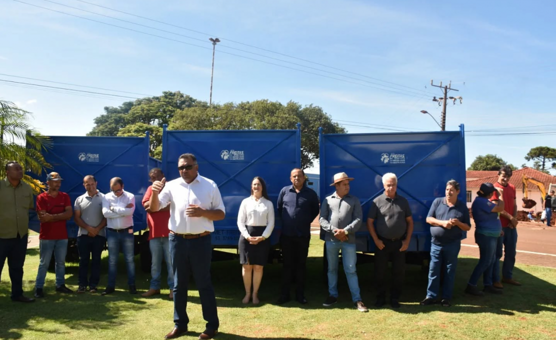 ENTREGA DE TRÊS CARRETAS AGRÍCOLAS